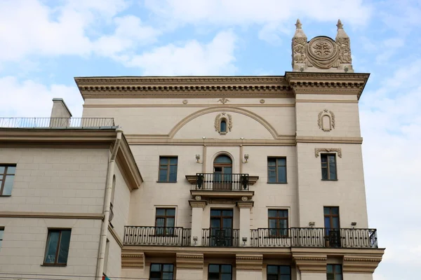 Stadtfenster beobachtet uns — Stockfoto