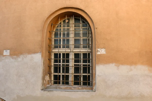 Fenêtre urbaine nous regardant — Photo