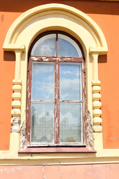 Fenêtre urbaine nous regardant — Photo