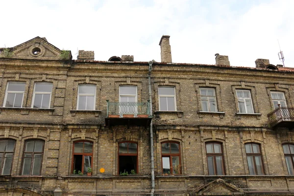 Stadtfenster beobachtet uns — Stockfoto