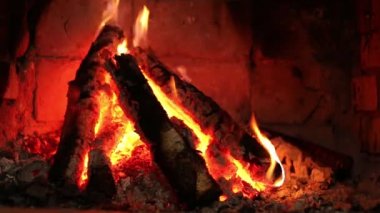 Şöminede ateş yanıyor. 