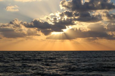 Akdeniz 'de gün batımı 