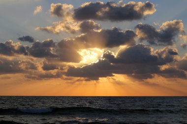 Akdeniz 'de gün batımı 