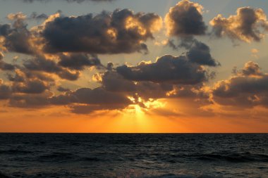 Akdeniz 'de gün batımı 