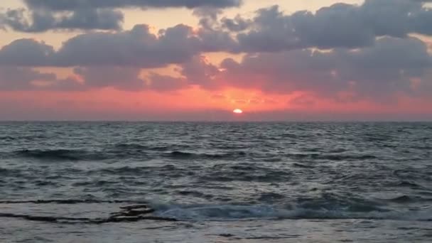 Puesta de sol en el mar Mediterráneo — Vídeos de Stock