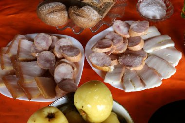 Masanın üzerine snack 