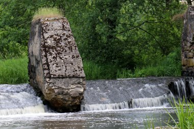 su güçlü bir akış 