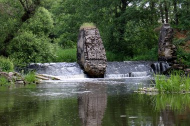 su güçlü bir akış 