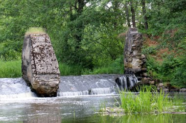 su güçlü bir akış 