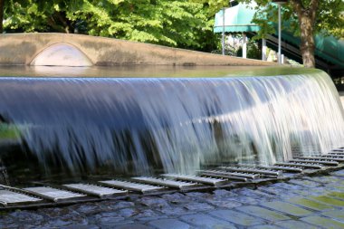 su güçlü bir akış 