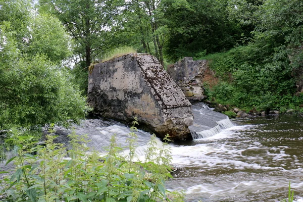 Een sterke stroom van water — Stockfoto