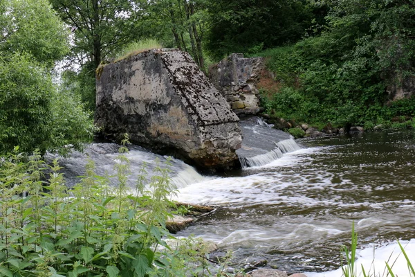 Ein starker Fluss von Wasser — Stockfoto