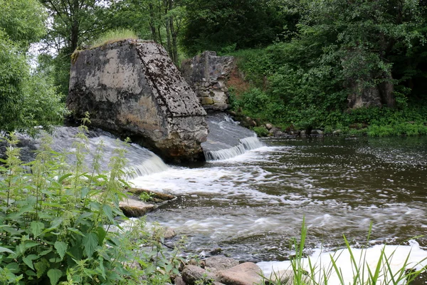 Ein starker Fluss von Wasser — Stockfoto