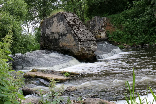 Ein starker Fluss von Wasser — Stockfoto