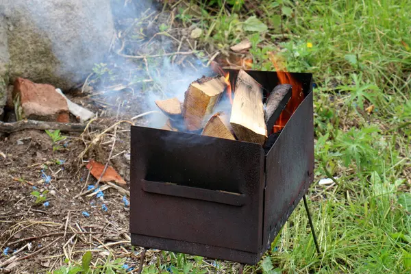 En el fuego queman leña — Foto de Stock