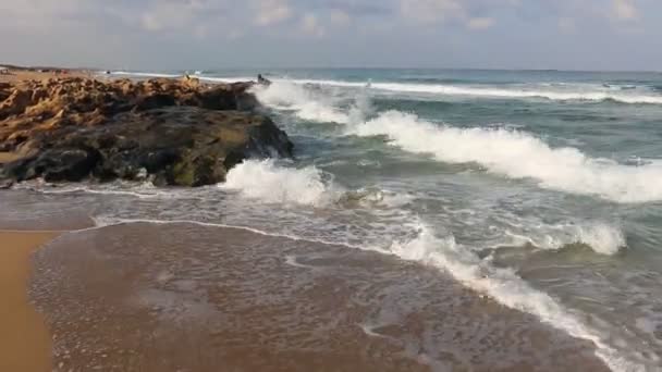 Akdeniz kıyısında — Stok video