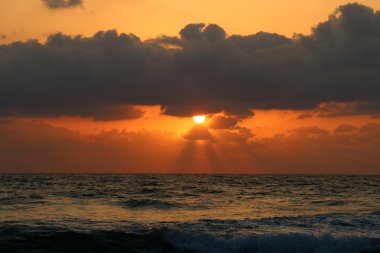 Akdeniz 'de gün batımı   