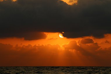 Akdeniz 'de gün batımı   