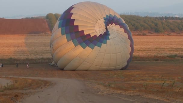 Der Ballon ist für den Flug vorbereitet — Stockvideo