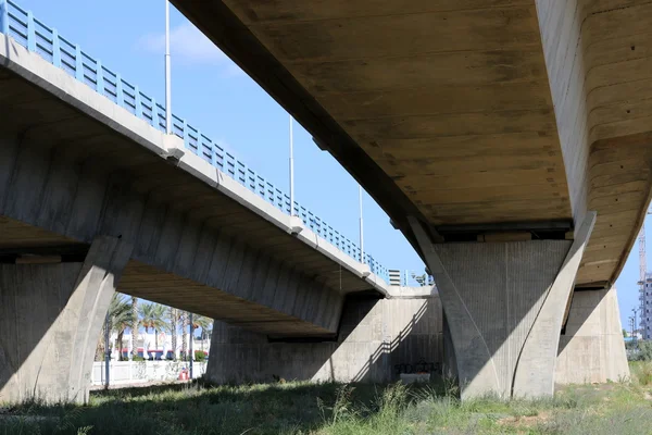 Новый бетонный мост — стоковое фото