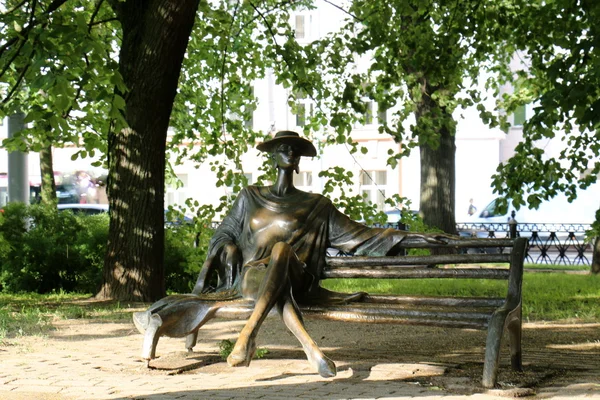 Een bankje in het park — Stockfoto