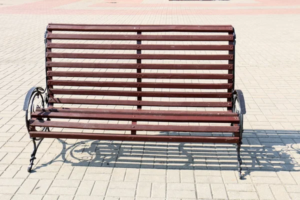 Una panchina nel parco — Foto Stock