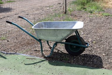 İsrail sokaklarında mal ve mal taşımak için el arabası. 