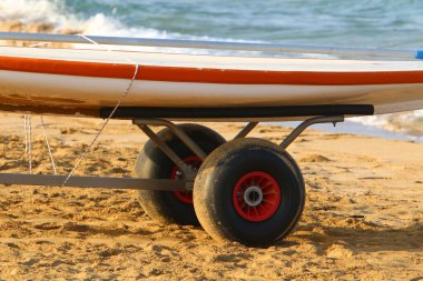 İsrail sokaklarında mal ve mal taşımak için el arabası. 