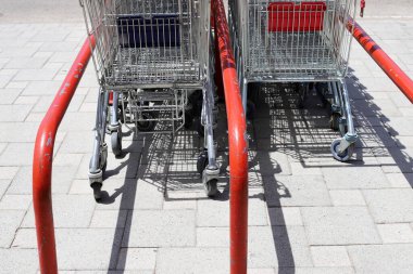 İsrail sokaklarında mal ve mal taşımak için el arabası. 