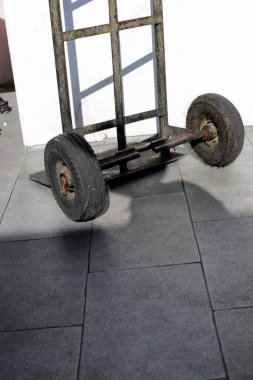 İsrail sokaklarında mal ve mal taşımak için el arabası. 