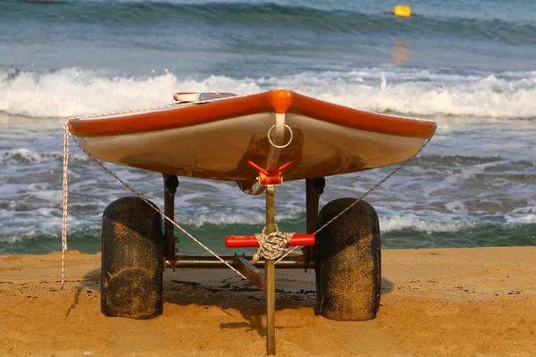 İsrail sokaklarında mal ve mal taşımak için el arabası. 