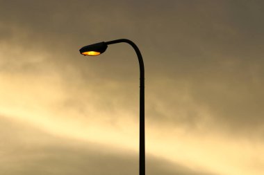 İsrail 'de büyük bir şehirde sokak aydınlatması için fener tasarımı 