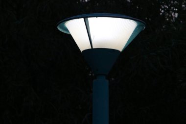 İsrail 'de büyük bir şehirde sokak aydınlatması için fener tasarımı 