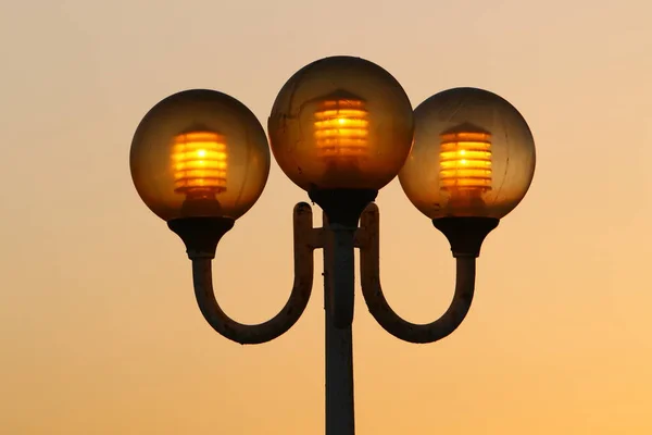 以色列一个大城市街道照明的灯笼设计 — 图库照片