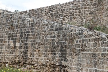 İsrail Devleti 'nin kuzeyindeki eski bir Haçlı Kalesi' nde taş ve betondan duvar. 
