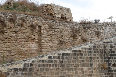 İsrail Devleti 'nin kuzeyindeki eski bir Haçlı Kalesi' nde taş ve betondan duvar. 