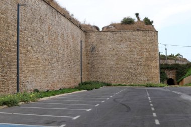 İsrail Devleti 'nin kuzeyindeki eski bir Haçlı Kalesi' nde taş ve betondan duvar. 