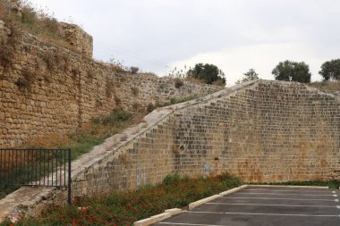 İsrail Devleti 'nin kuzeyindeki eski bir Haçlı Kalesi' nde taş ve betondan duvar. 