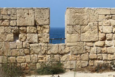 İsrail Devleti 'nin kuzeyindeki eski bir Haçlı Kalesi' nde taş ve betondan duvar. 