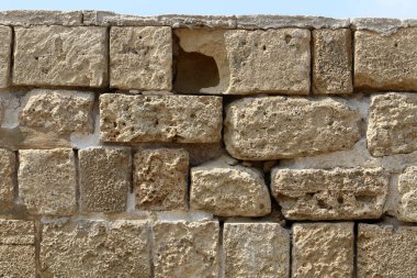İsrail Devleti 'nin kuzeyindeki eski bir Haçlı Kalesi' nde taş ve betondan duvar. 