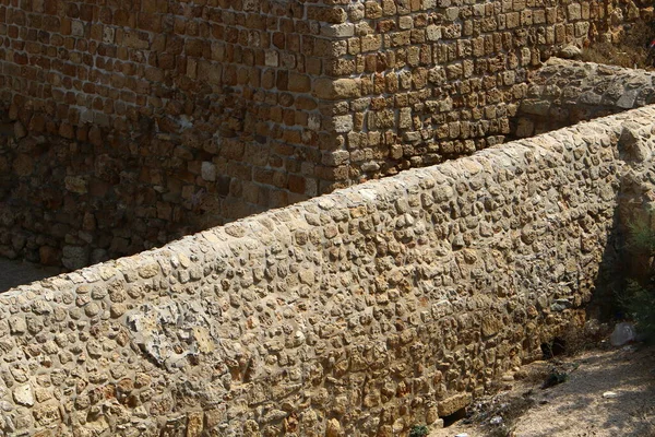 イスラエル北部の古い十字軍要塞の石とコンクリートの壁 — ストック写真