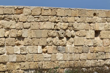İsrail Devleti 'nin kuzeyindeki eski bir Haçlı Kalesi' nde taş ve betondan duvar. 