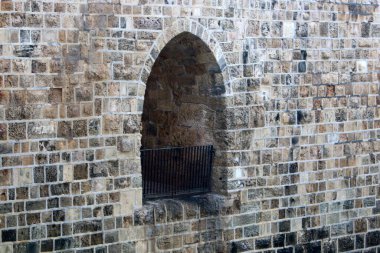 İsrail Devleti 'nin kuzeyindeki eski bir Haçlı Kalesi' nde taş ve betondan duvar. 