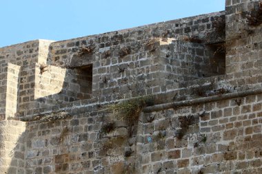 İsrail Devleti 'nin kuzeyindeki eski bir Haçlı Kalesi' nde taş ve betondan duvar. 