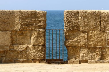 İsrail Devleti 'nin kuzeyindeki eski bir Haçlı Kalesi' nde taş ve betondan duvar. 