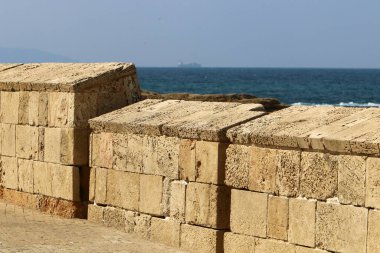 İsrail Devleti 'nin kuzeyindeki eski bir Haçlı Kalesi' nde taş ve betondan duvar. 