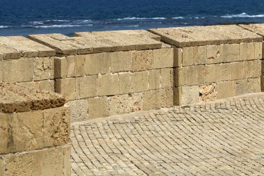 İsrail Devleti 'nin kuzeyindeki eski bir Haçlı Kalesi' nde taş ve betondan duvar. 