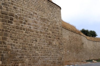 İsrail Devleti 'nin kuzeyindeki eski bir Haçlı Kalesi' nde taş ve betondan duvar. 