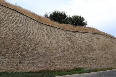 İsrail Devleti 'nin kuzeyindeki eski bir Haçlı Kalesi' nde taş ve betondan duvar. 