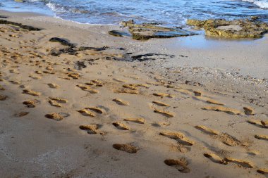 İsrail devletinin kuzeyindeki Akdeniz 'de kumdaki ayak izleri. İsrail 'de sıcak sonbahar. 